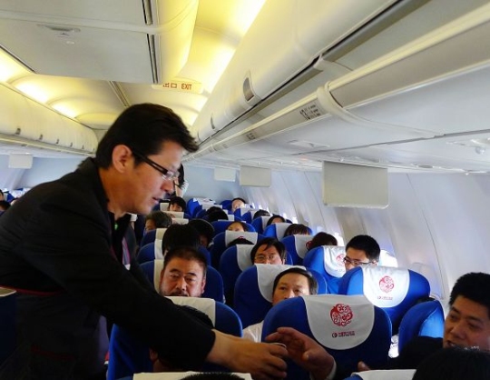 东航云南分公司乘客当空乘 劳动中体验快乐