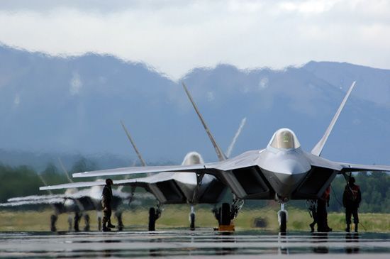 美军宣布F-22战机停飞调查供氧系统问题